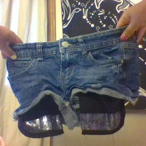 Short denim shorts with pockets out